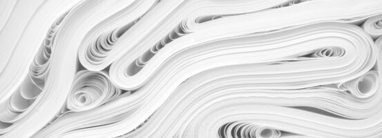 Seitlicher Blick auf einen Stapel gefaltetes Papier